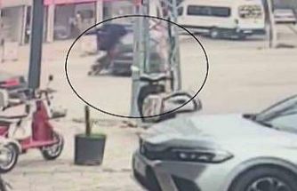 Otomobille çarpışan motosikletteki 2 kişinin yere savrulduğu anlar kamerada
