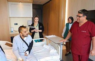 Otomobille giderken kafasına kaya yuvarlandı, başarılı ameliyatla sağlığına kavuştu