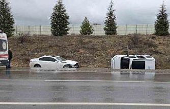 Otomobille hafif ticari aracın çarpıştığı kazada 6 kişi yaralandı