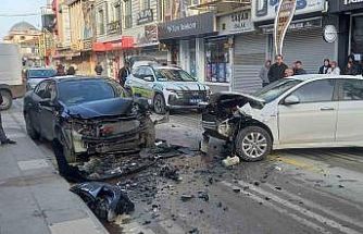 Otomobiller kafa kafaya çarpıştı, 1 yaralı