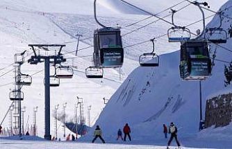 Palandöken’de kayak keyfi sürüyor