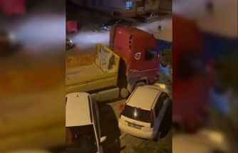 Park halindeki 9 araca çarpan tır maddi hasara neden oldu