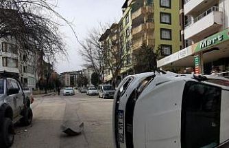 Park halindeki araca çarpan otomobil devrildi