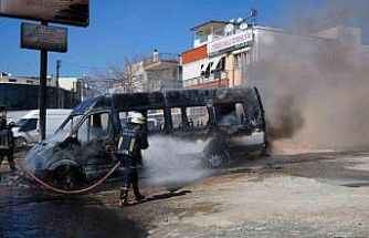 Park halindeki servis ve otomobil alev alev yandı, araç sahibi kriz geçirdi