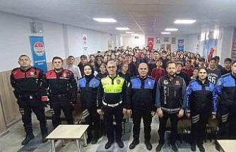 Polis ekiplerinden ortaokul öğrencilerine yönelik eğitim