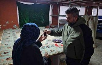 Poşetten insanlık çıktı, halının arasındaki altınlar sahibine ulaştırdı