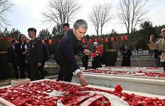 Protokol üyelerinden şehitlik ziyareti