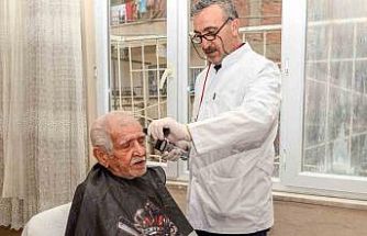 Ramazan Bayramı öncesi yaşlılara evde berber hizmeti