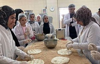 Ramazan pidesinin üretimini yerinde gördüler