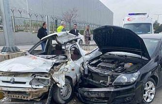 Refüje çarpıp karşı şeride geçen otomobil başka araca çarptı: 1 ölü