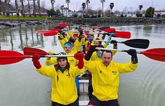 Renkli çoraplarla kürek çekip, Down sendromuna dikkat çektiler