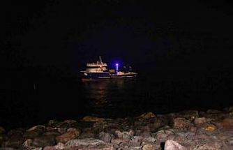 Rize’de kafes balıkçılığında kullanılan balıkçı motoru karaya oturdu