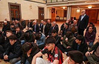 Rize’de öğrenciler cemaati az olan camilerde teravih namazında buluşuyor