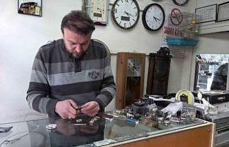 Saatleri 04.17’ye ayarlayan esnafın deprem hatırası