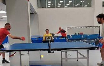 Sağlık çalışanları masa tenisi turnuvasında buluştu
