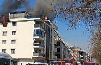 Salihli’de 4 katlı bina alevlere teslim oldu