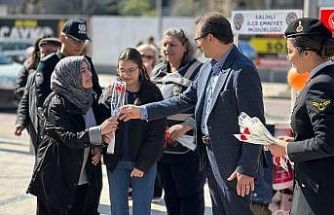 Salihli’de kadına yönelik şiddete karşı bilgilendirme stantları kuruldu