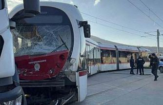 Samsun’da tramvay ile kamyon çarpıştı: 3 yaralı