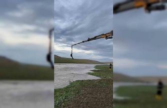 Şanlıurfa’da dere sularına kapılan traktör sürücüsü vinçle kurtarıldı