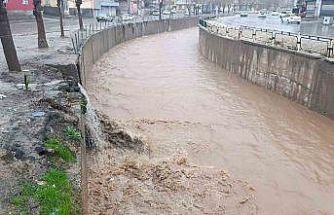 Şanlıurfa’da sağanak yağış cadde ve sokakları göle çevirdi