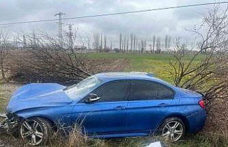 Şarampole giren otomobilde 3 kişi yaralandı