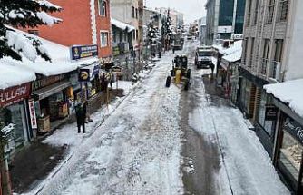 Sarıkamış’ta "beyaz mesai": 600 kamyon kar şehir dışına taşındı