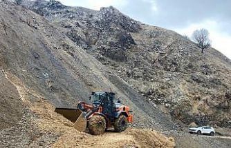 Sason’da heyelan nedeniyle ulaşıma kapanan köy yolu ulaşıma açıldı