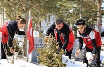 Şehit kabirleri bayram öncesi ziyaret ediliyor