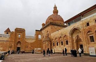 Selçuklu izleriyle yükselen İshak Paşa Sarayı ihtişamıyla göz kamaştırıyor