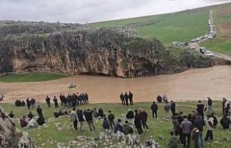 Sele kapılan traktördeki 4 kişi kurtarıldı