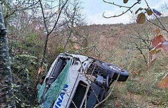 Servis aracı uçuruma yuvarlandı: 1 yaralı