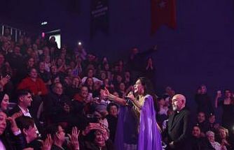 Sevilen sanatçı Duru Didim’de vatandaşlar ile buluşturdu