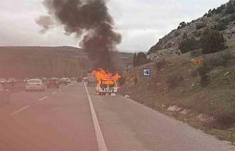 Seyir halindeki araç bir anda alev aldı