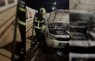 Seyir halindeki otomobil alev aldı