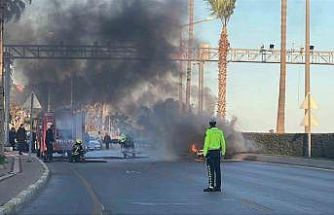 Seyir halindeki otomobil alev alev yandı: 2 kişi son anda kurtuldu