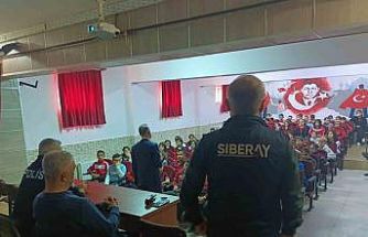 Siber polisi öğrencileri sanal dünyadaki risk ve tehditler hakkında bilgilendiriyor
