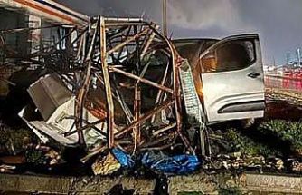 Siirt’te hafif ticari araç elektrik direğine çarptı