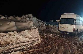 Siirt’te kar ve heyelan ulaşımı aksattı. Mahsur kalan vatandaşlar kurtarıldı