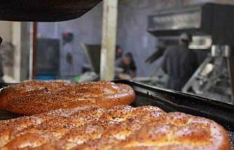 Siirt’te öğrenciler Ramazan’da günlük 7 bin ekmek çıkarıyor