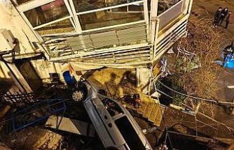 Silivri’de hafif ticari araç 5 metreden aşağı düştü