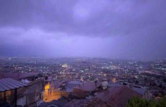 Şimşeklerin geceyi aydınlattığı Hatay’da dolu yağışı yolları göle çevirdi