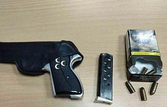 Sınırda kaçakçılık operasyonu: Minibüste silah ve mühimmat ele geçirildi