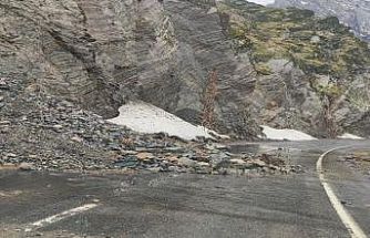 Şırnak-Beytüşşebap yolundaki heyelan nedeniyle trafik akışı durdu