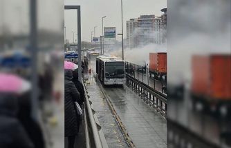 Şişli’de metrobüsün motor kısmında yangın çıktı