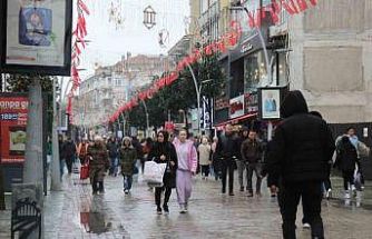 Soğuk hava ve yağmur bayram alışverişine engel olamadı