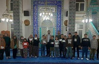 Son teravih namazının ardından camiye devam eden çocuklara harçlık ödülü verildi
