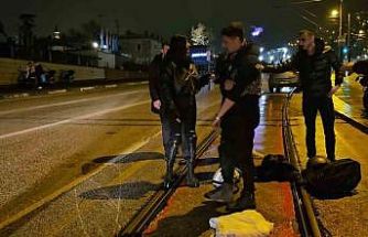 Su birikintisine giren motosikletli yere kapaklandı