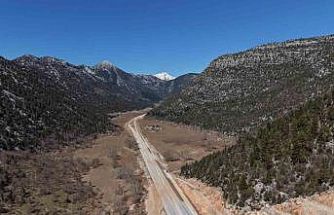 Sular çekildikten sonra yeniden ulaşıma açılan Antalya-Konya kara yolu havadan görüntülendi