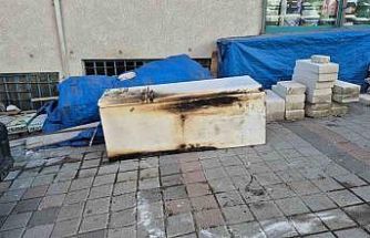 Sultangazi’de çıkan yangında zabıta ekibinin anonsu binayı boşalttı