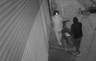 Sultangazi’de kuyumcu soygunu girişimi kamerada: İş yeri sahibine saldırdılar, tutuklandılar